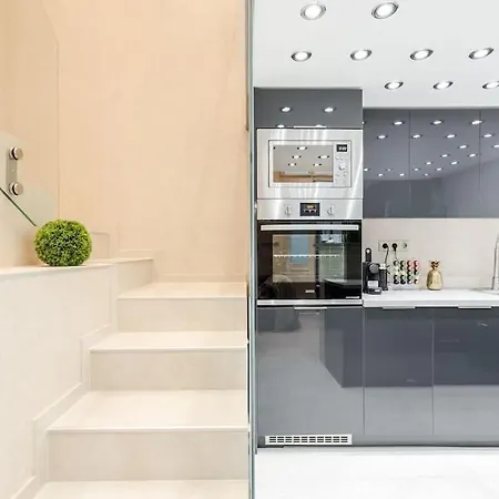 Апартаменты Stylish Two-bedroom In The Center