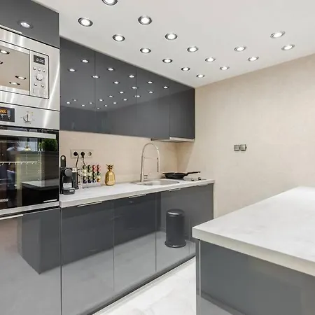Stylish Two-bedroom In The Center بودابست