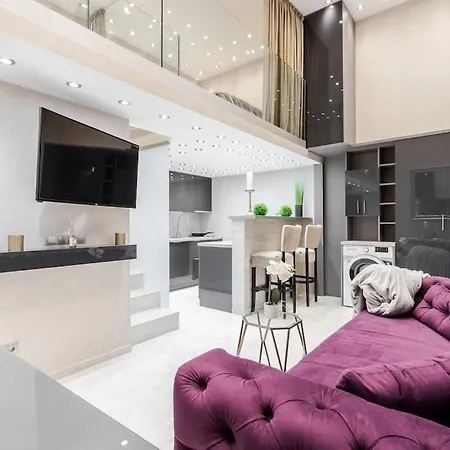 Stylish Two-bedroom In The Center *
