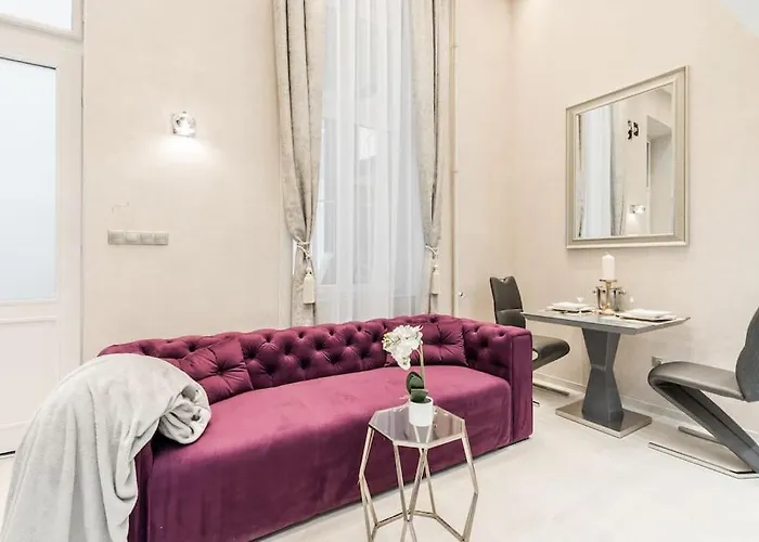 Stylish Two-bedroom In The Center بودابست
