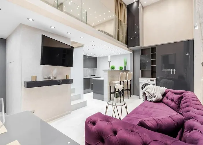 Stylish Two-bedroom In The Center *