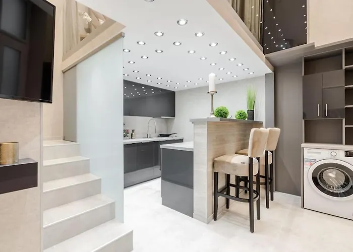 Stylish Two-bedroom In The Center بودابست